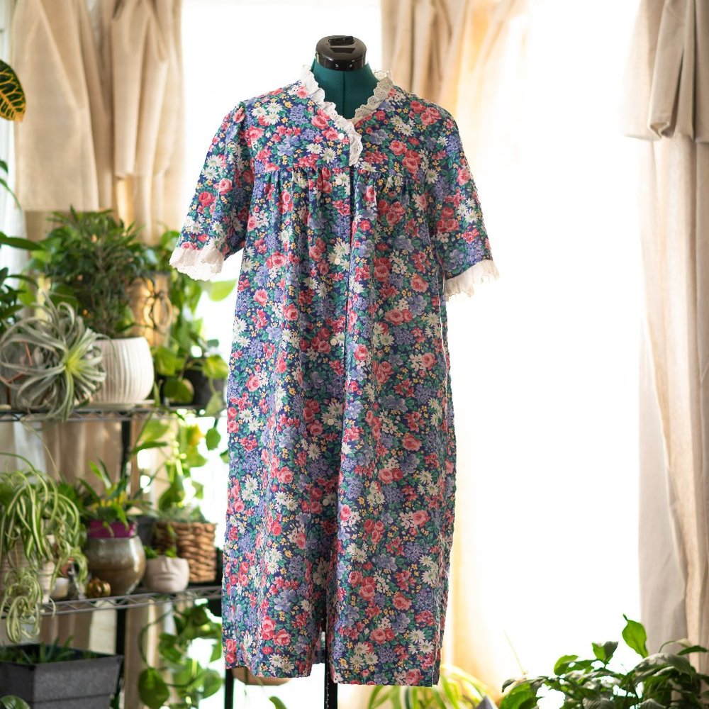 Vintage Floral and Lace Short Sleeve Housecoat/Dress Size Large